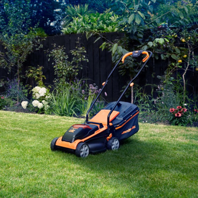 LawnMaster CLMF2437G Elektrische grasmaaier met accu, 24V, 2x4,0Ah