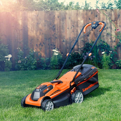 Battery mower with online roller