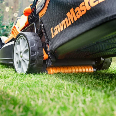 Cordless lawnmower with online rear roller