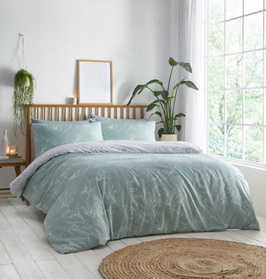Linear Floral Green Double Duvet Cover and Pillowcases Set DIY at B&Q