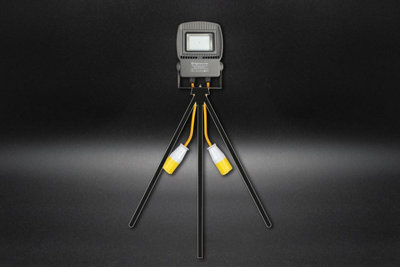 LinkStar Twin 100W Kit, 2x 100W Floodlights with 2.2m swing legged tripod stand, 24,000 Lumens