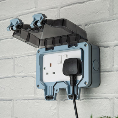 Plug on sale sockets b&q