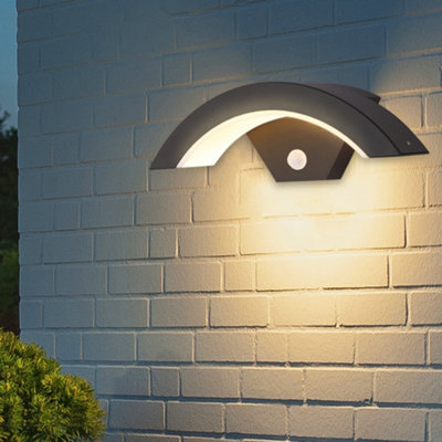 Livingandhome Outdoor LED Wall Light Curved Shaped Garden Lamp