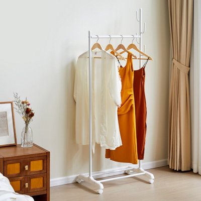 Livingandhome White Mobile Garment Hanging Rack Clothes Rail on Wheels ...