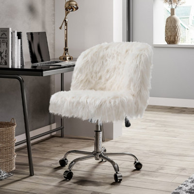 White faux best sale fur chair