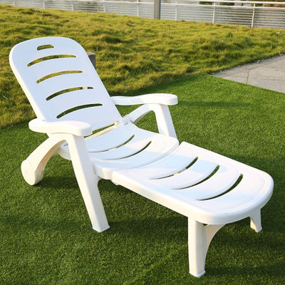 White plastic deals chaise lounge