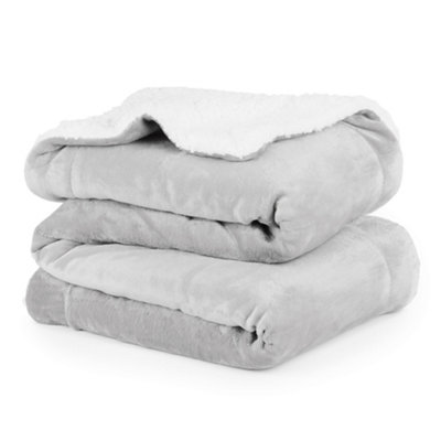 LIVIVO Sherpa Throw Reversible Luxury Fleece Warm Blanket Home Sofa Bed  Double | DIY at Bu0026Q