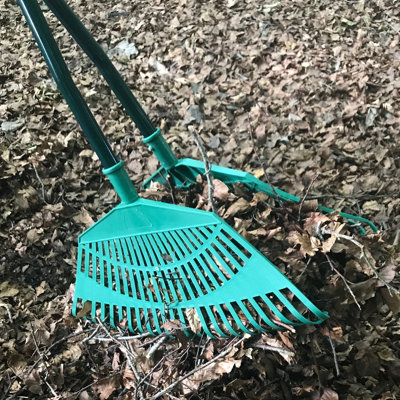 Long Handled Leaf Collecting Grabs - 3