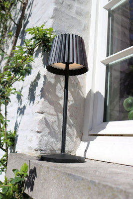 Dim shop table lamp