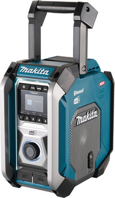 Makita bluetooth radio discount with battery and charger