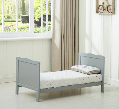 Wooden baby cot with 2024 mattress