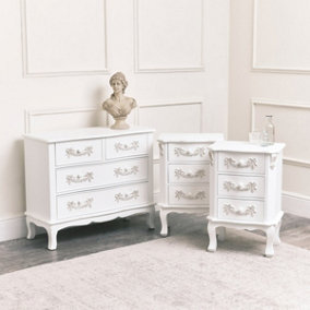 Melody Maison Antique White 4 Drawer Chest of Drawer & Pair of 3 Drawer Bedside Tables - Pays Blanc Range