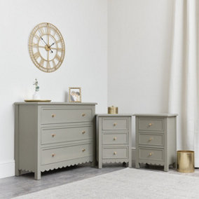 Melody Maison Large Scalloped 3 Drawer Chest of Drawers & Pair of Bedside Tables - Staunton Taupe Range