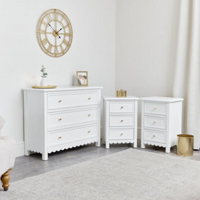 Melody Maison Large Scalloped 3 Drawer Chest of Drawers & Pair of Bedside Tables - Staunton White Range