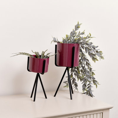 Melody Maison Set of 2 Plum Red Metal Planter Pots with Stand