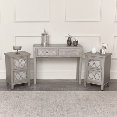 Melody Maison Silver Mirrored Lattice Console Table/Dressing Table & Pair of Silver Mirrored Bedside Tables - Sabrina Silver Range