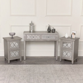 Melody Maison Silver Mirrored Lattice Console Table/Dressing Table & Pair of Silver Mirrored Bedside Tables - Sabrina Silver Range