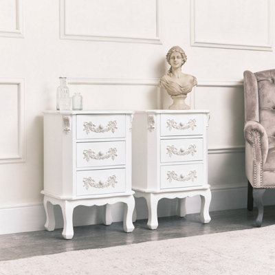 Melody Maison White bedroom furniture, Pair of Antique White 3 Drawer Bedside Table - Pays Blanc Range