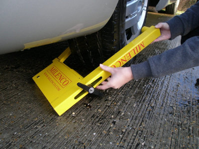 Milenco 2745 Compact Wheel Clamp 12" TO 16" Alloy & Steel Wheels - 4