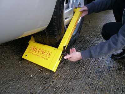 Milenco 2745 Compact Wheel Clamp 12" TO 16" Alloy & Steel Wheels - 6