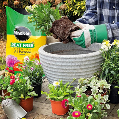 Miracle Gro All Purpose Peat Free Compost for Baskets Borders and Containers 50L