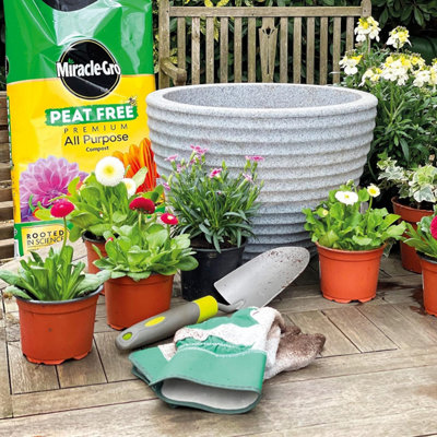 Miracle Gro All Purpose Peat Free Compost for Baskets Borders and Containers 50L