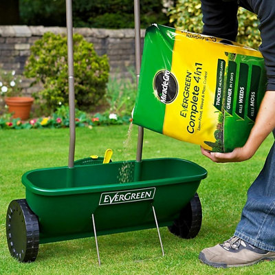 Miracle-Gro Evergreen Complete 4 in 1 200m² Lawn Feed, Weed & Moss Killer