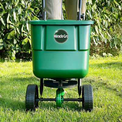 Miracle-Gro Rotary  Grass and Lawn Seed Spreader - 6