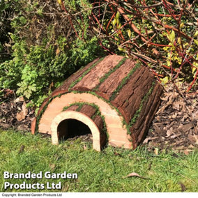 Natural Bark & Moss Hedgehog House Safe Outdoor Hibernation Wildlife Animal Shelter, Waterproof & Predator Proof Habitat Hotel