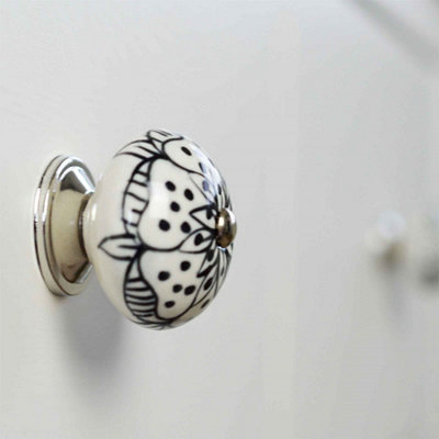 Nicola Spring - Round Ceramic Cabinet Knob - White Rose - 6