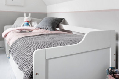Noa & Nani Day Bed with Pull out Drawers and Shelves in Classic White Eva