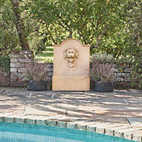 Outdoor Luxury Lion Water Feature - Polyresin - L49 x W55 x H78 cm - Sandstone