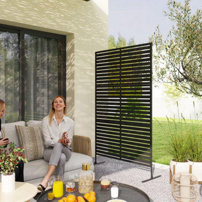 Outsunny Outdoor Privacy Screen, Freestanding Outdoor Divider, Striped ...