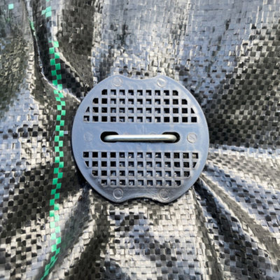 Pack of 100 weed matting hold down pegs with 100 buffer plates+removal tool - 4
