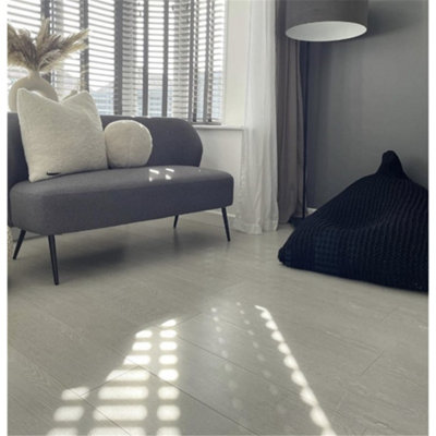 PACK OF 20 (Total 20 Units) - White Oak 12mm Thick Laminate Flooring (29.6m2 Coverage) - 3