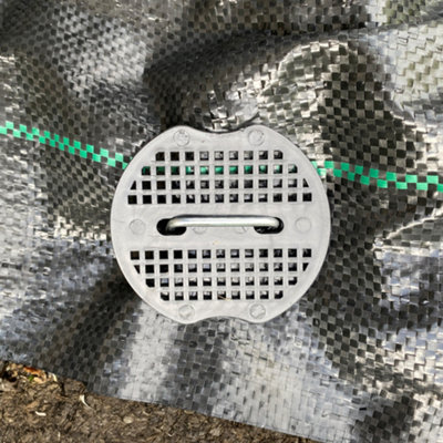Pack of 200 weed matting hold down pegs with 200 buffer plates+removal tool - 4