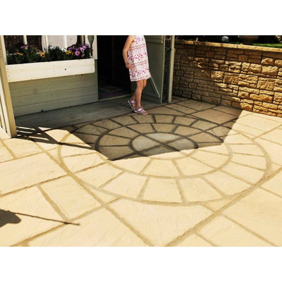 Patio Circle Kit 'The Gawsworth' Weathered York 1.8m Diameter