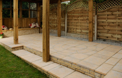 Paving Circle With Squaring Off Kit 'The Alderley' Honey Brown - 3