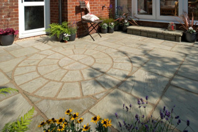 Paving Patio Kit 'The Gawsworth' Weathered York 7.29m2 (2.7m x2.7m)