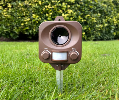 Pestbye Battery Powered Fox Repellent Ultrasonic Repeller Deterrent Fox Scarer with Ground Stake