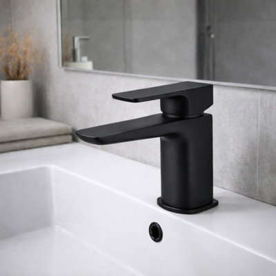 Delta Knoxville Matte Black Single Hole 1-Handle WaterSense Bathroom Sink Faucet With Drain And Deck Plate 15854LF-BL At