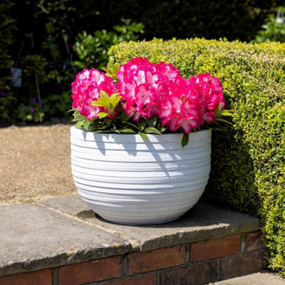 Primrose Ribbed Texture Fibrecotta Round Planter In Matt White 33cm