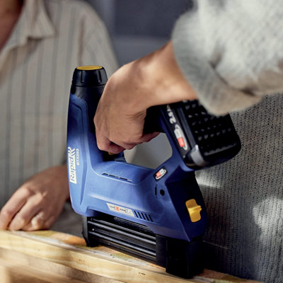 Battery powered staple clearance gun