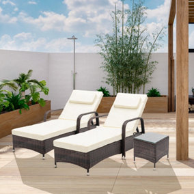 Rattan Sun loungers Set of 2 Reclining Sun Beds and Table Garden Furniture Venice Brown