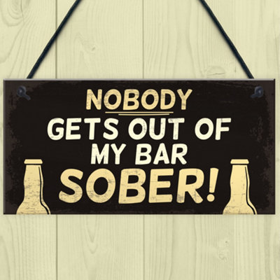 Targa Decorativa In Metallo Nobody Gets Out Sober, Design