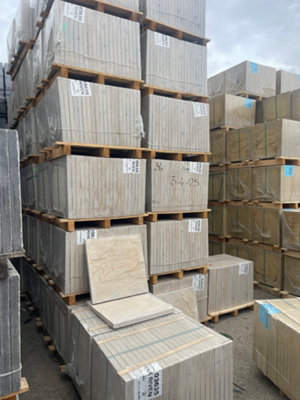 Riven stone Peak Paving slab, 8.1m² (L)450mm (W)450mm Pack of 40 Natural