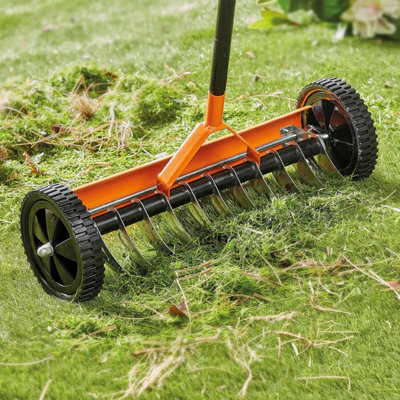 Rolling Lawn Scarifier, Manual Moss Rake, 11 Sharp Blades, Adjustable Depth, Long Handle, Lawn Aerator for Healthy Grass