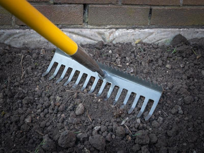 Roughneck 68 302 Sharp Edge Soil Rake Serrated Edge Garden Rake ROU68302