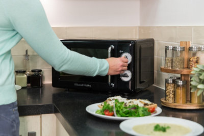 https://media.diy.com/is/image/KingfisherDigital/russell-hobbs-rhretmm705b-17l-700w-black-compact-retro-solo-manual-microwave~5060440041662_06c_MP?$MOB_PREV$&$width=618&$height=618