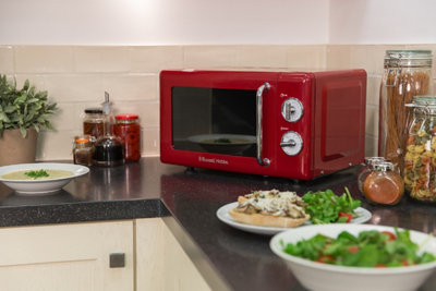 Russell Hobbs RHRETMM705R 700W 17L Retro Red Compact Manual Microwave
